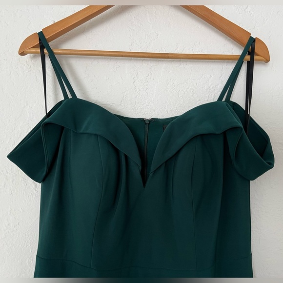 Avery Off the Shoulder Green Gown Woman’s Size 10 - Picture 9 of 10